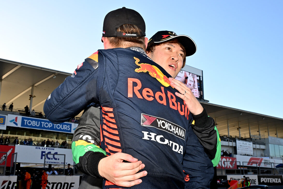 Super Formula Suzuka 2023 Ritomo Miyata Liam Lawson Hug